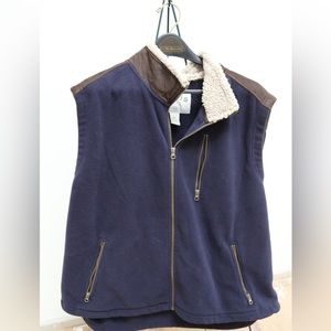 Men’s XXL Orvis vest Rn 70534. Leather shoulders and detail on zipper.